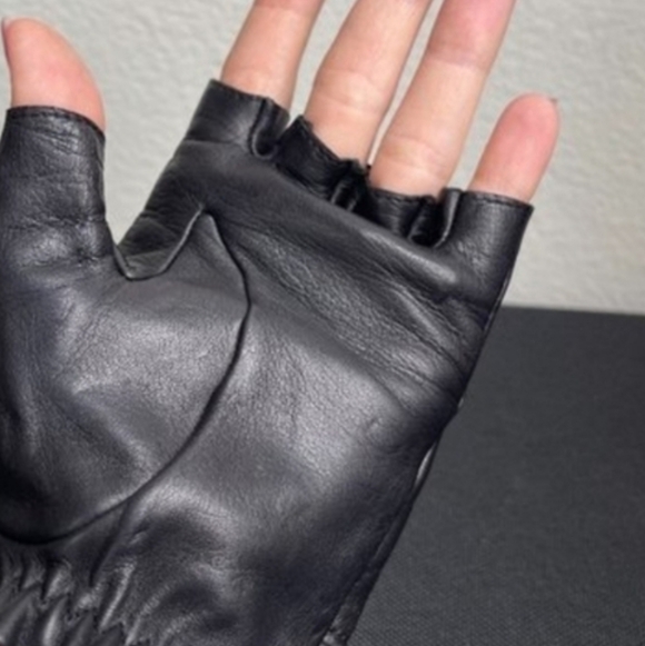 Black Leather CC Chain Detail Fingerless Gloves. Includes Box.& Special Gift - Picture 3 of 5